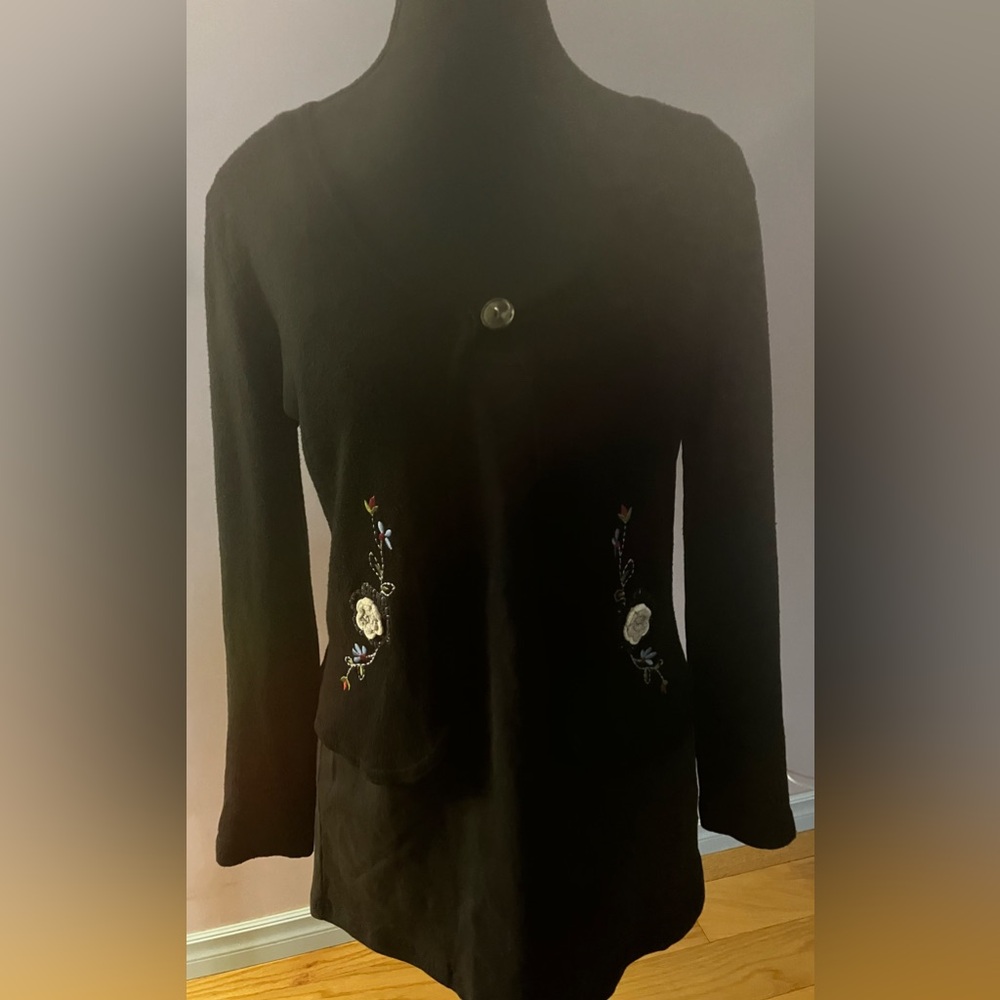 Cropped Black Cardi w/ Embroidered Floral Detailing M/L